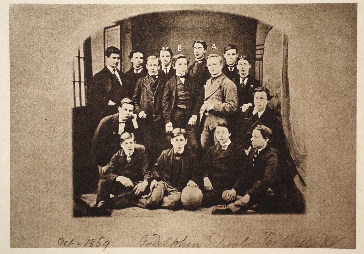 The Godolphin School Football SXV, inklusive (a) Harry Wearne og (b) Sir Leander Starr-Jameson, 1869 (sepiafoto) af English Photographer