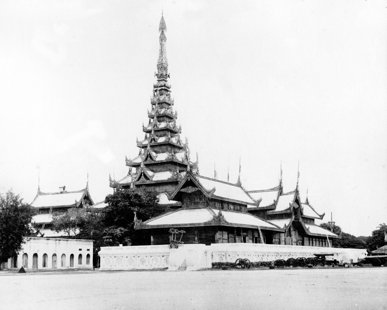 The Great Audience Hall ved Kings Palace, Mandalay, ca. 1890 af English Photographer