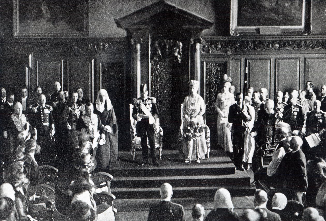 Kongen i sin appel om fred til Irlands befolkning på rådhuset, illustration fra "The Queen", 2. juli 1921 af English Photographer