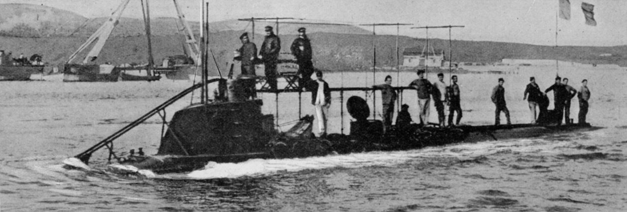 The Lost Lutin: The French Submarine leaving Bizerta Harbour on her Last Voyage, offentliggjort i The Graphic, 27. oktober 1906 af English Photographer