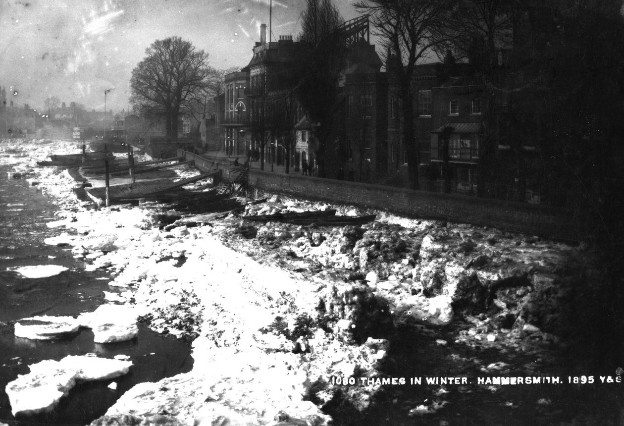 Themsen ved Hammersmith om vinteren, 1895 af English Photographer