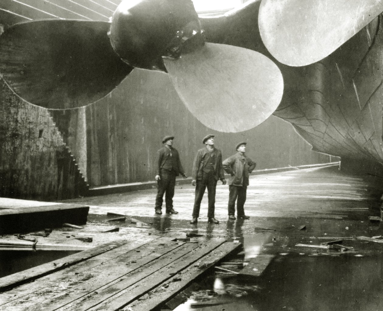 Titanics propeller i Thompson Graving Dock i Harland & Wolff, Belfast, Irland, 1910-11 af English Photographer