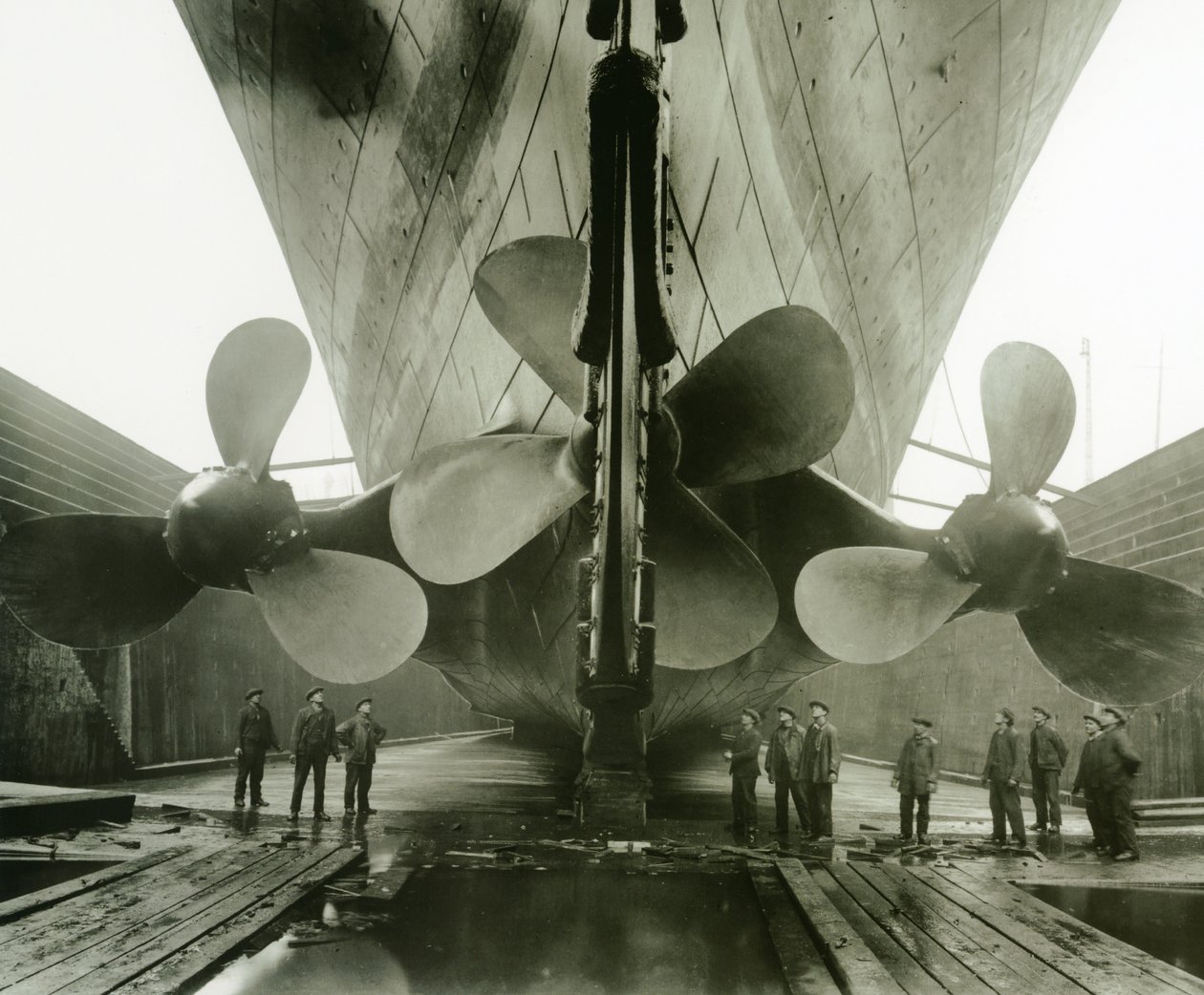Titanics-propellerne i Thompson Graving Dock i Harland und Wolff, Belfast, Irland, 1910-11 af English Photographer