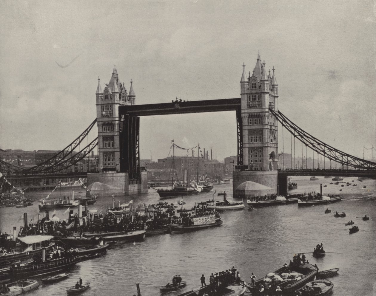 Tower Bridge, set mod øst (s/h-foto) af English Photographer