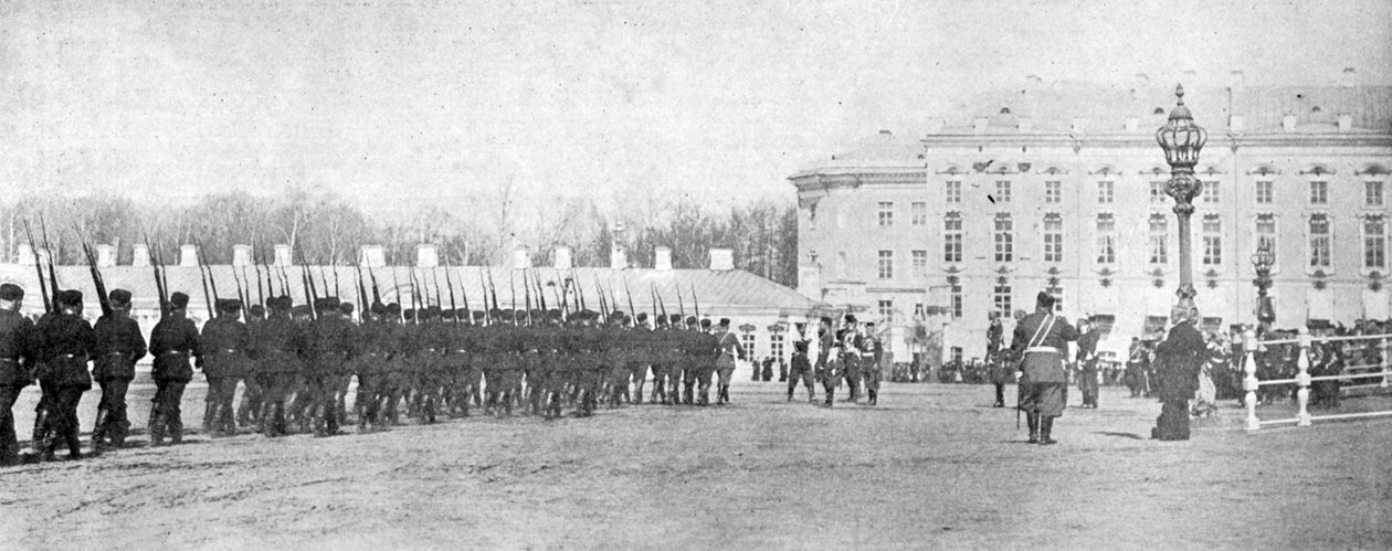 Tropperne bringer farverne ind i det kongelige palads, illustration fra Kongen, 25. maj 1901 af English Photographer