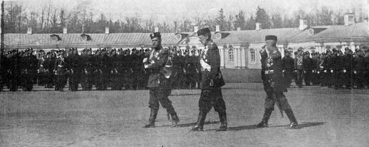 Zaren og storhertugen Mikhailovich går på paradepladsen i Skt. Petersborg, illustration fra Kongen, 25. maj 1901 af English Photographer