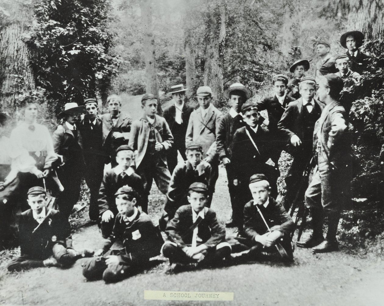 Den første London School Board skolerejse. Børn fra Bell Road Higher Grade School, Peckham besøger et kulleri i Forest of Dean, 1896 af English Photographer