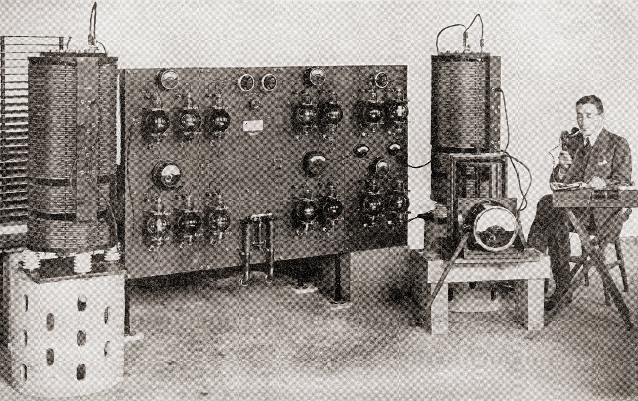 Den første broadcast-sender fungerede i Storbritannien, installeret på Marconi Works, Chelmsford, i 1919 og 1920, fra The Story of Twenty Five Years, udgivet 1935 af English Photographer