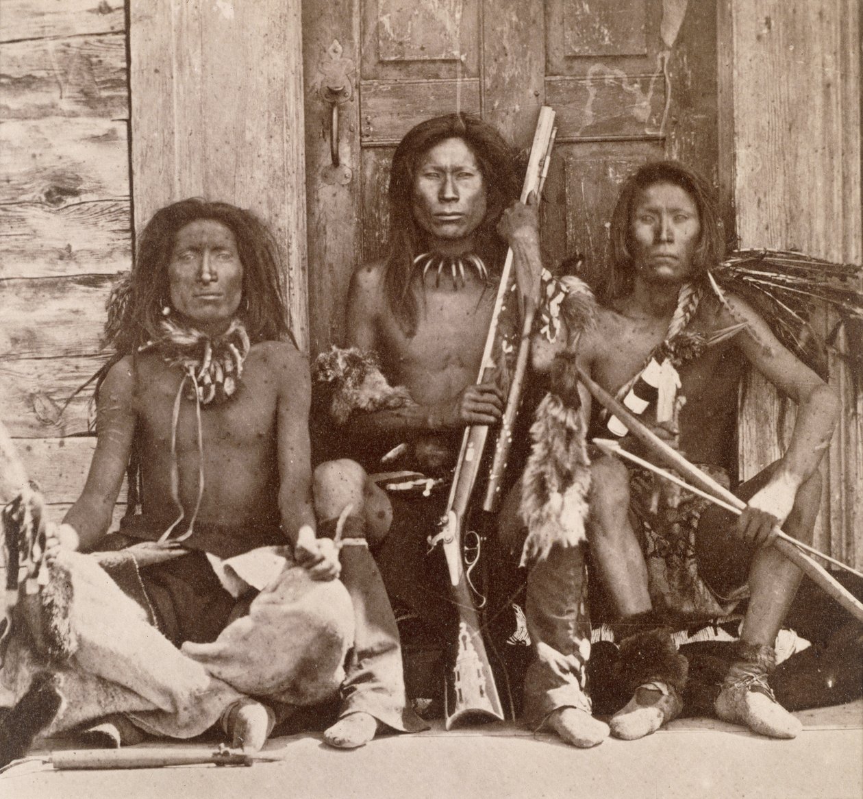 Three Indian Braves, fotograferet af Royal Engineers on the Forty-Ninth Parallel (sepia foto) af English Photographer