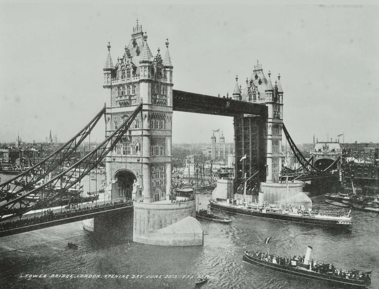 Tower Bridge på dagen for åbningen, 1894 af English Photographer