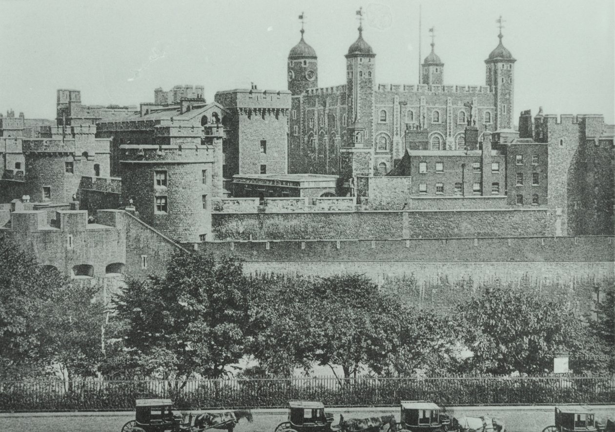 Tower Hill: udsigt over Tower of London, 1895 af English Photographer