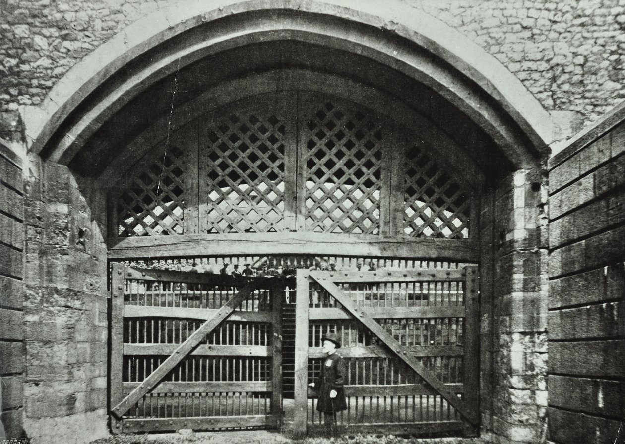Tower of London, Tower Hill: Traitors Gate, 1890 af English Photographer