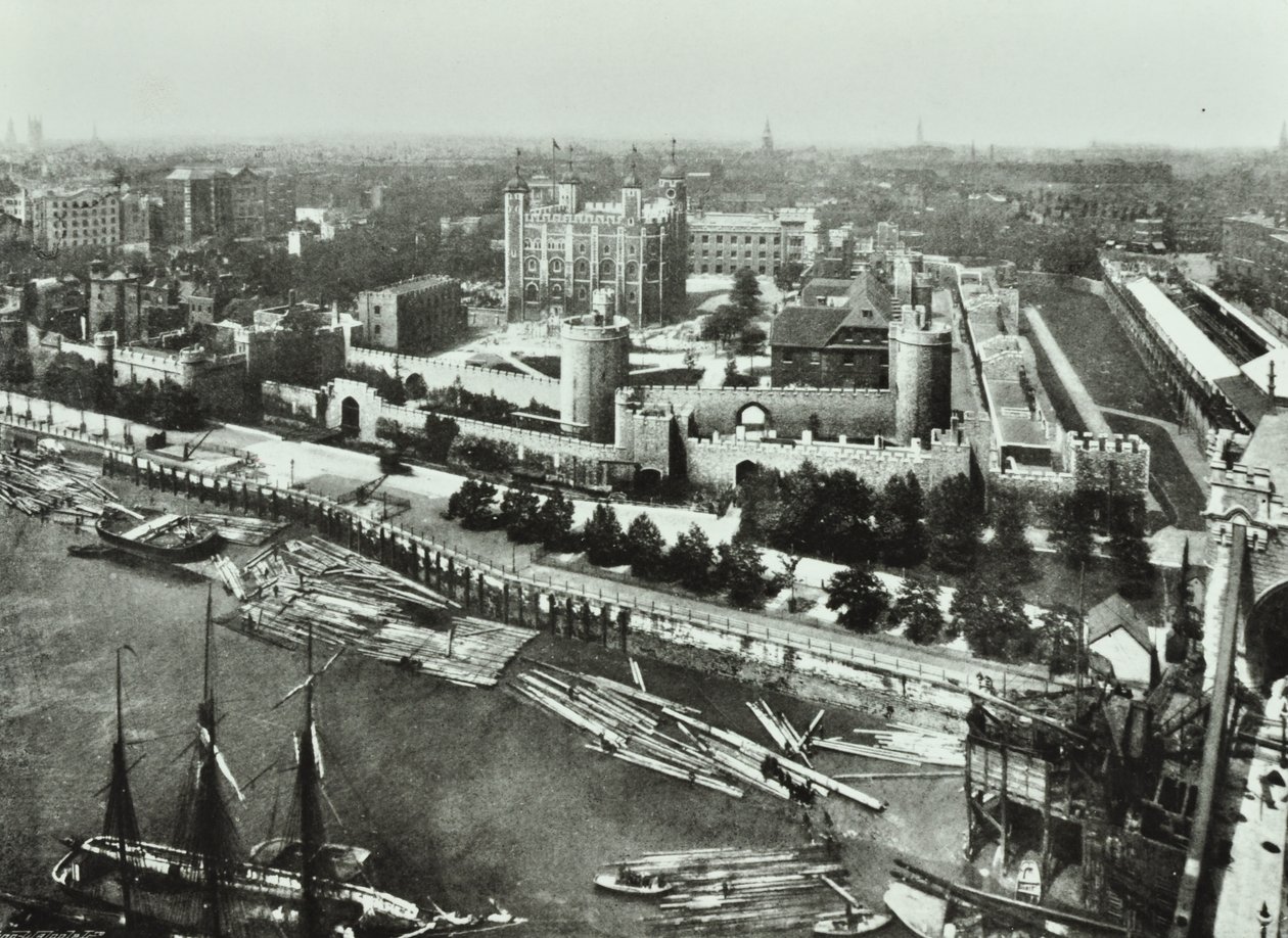 Tower of London, Tower Hill: fra Tower Bridge, 1890 af English Photographer