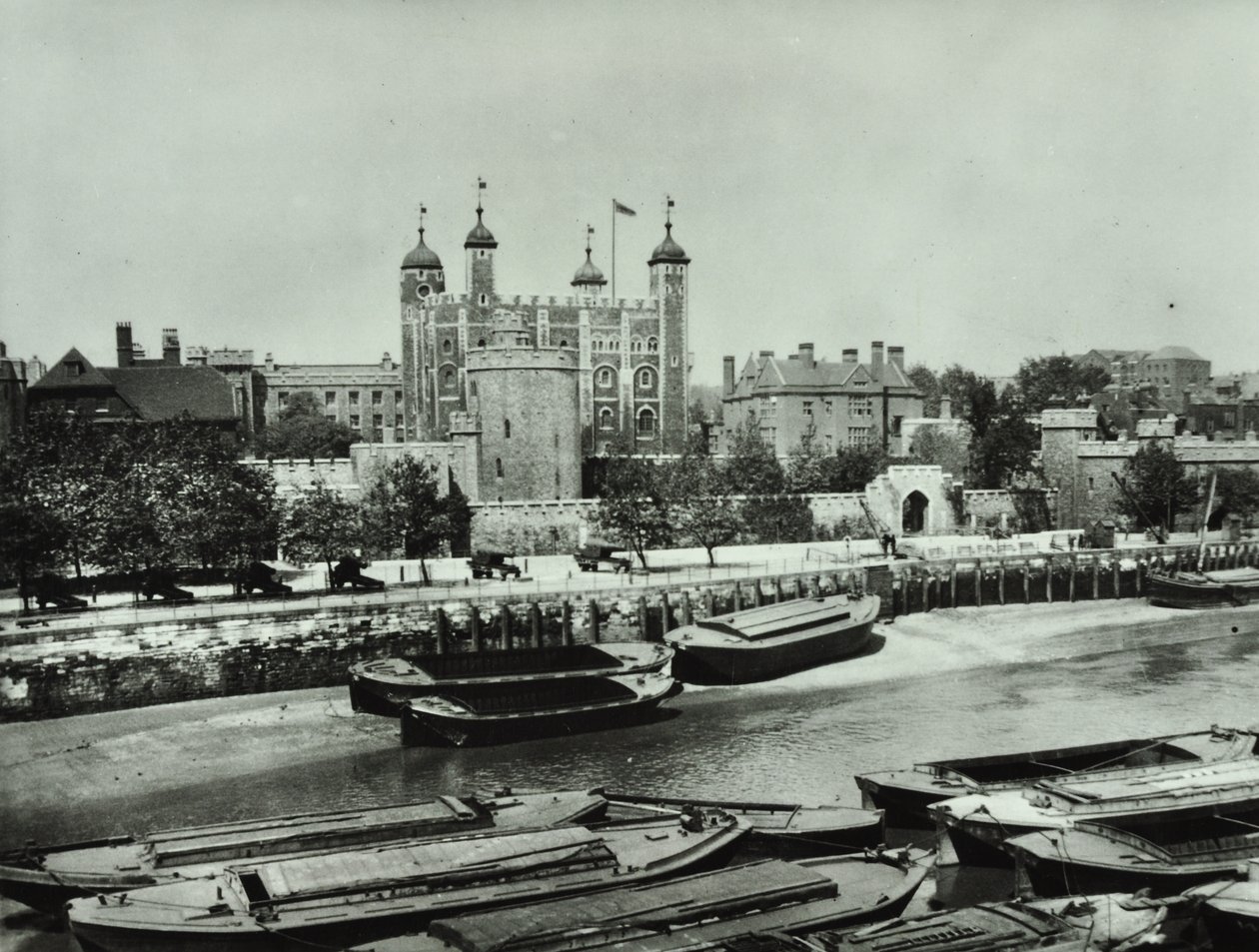 Tower of London, Tower Hill: fra floden, 1895 af English Photographer
