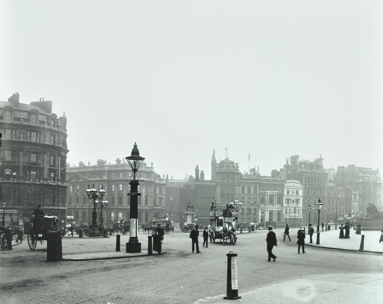 Trafalgar Square, Westminster LB: Trafalgar Square ser mod øst til Charing Cross, 1896 af English Photographer