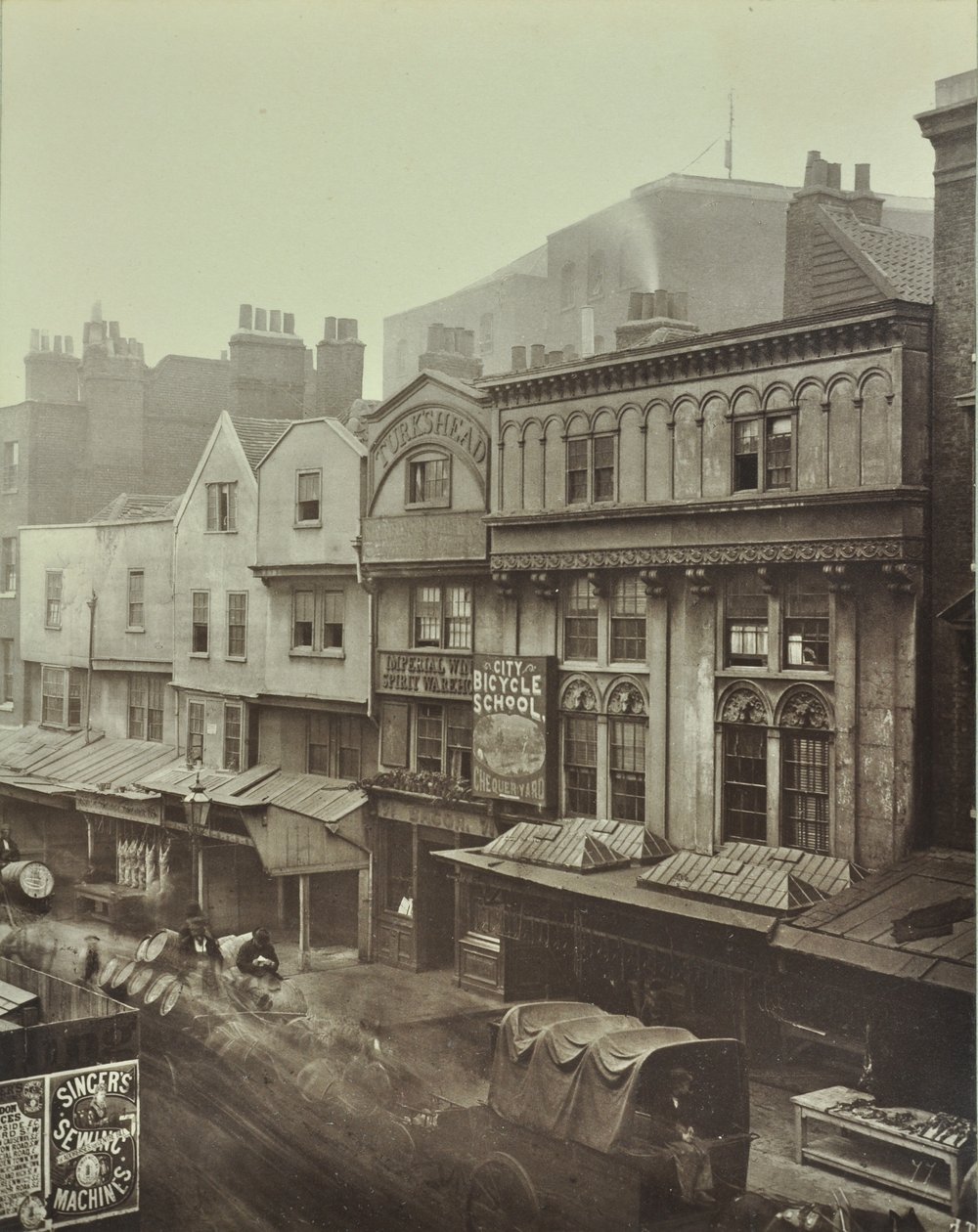 Turks Head, Aldgate, London, 1883 af English Photographer