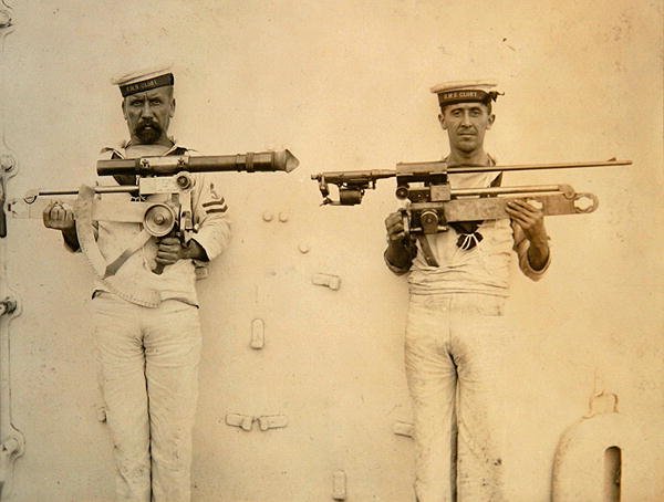 To sømænd fra HMS Glory, der holder kanoner af English Photographer
