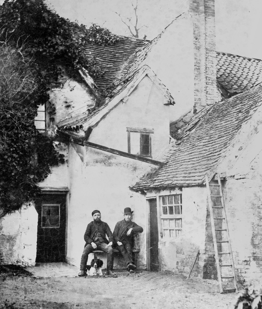 To mænd uden for Enfield cottage, ca. 1890 (s/h foto) af English Photographer