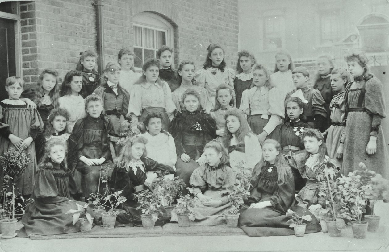 Ukendt klasse af piger, 1896 af English Photographer