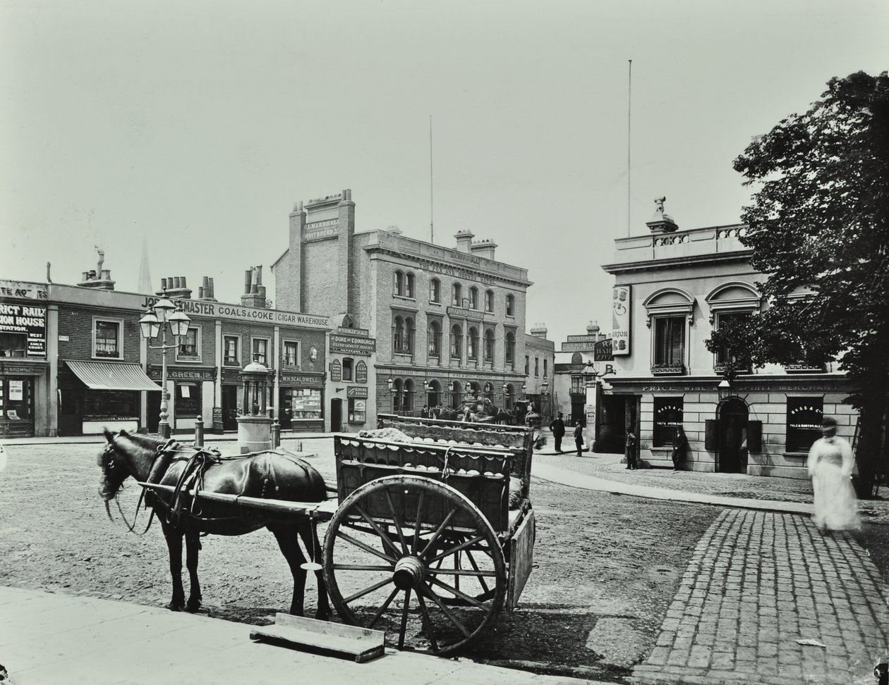 Upper Richmond Road, vest for Putney High Street, viser hestetrukne køretøjer i forgrunden, 1880 af English Photographer