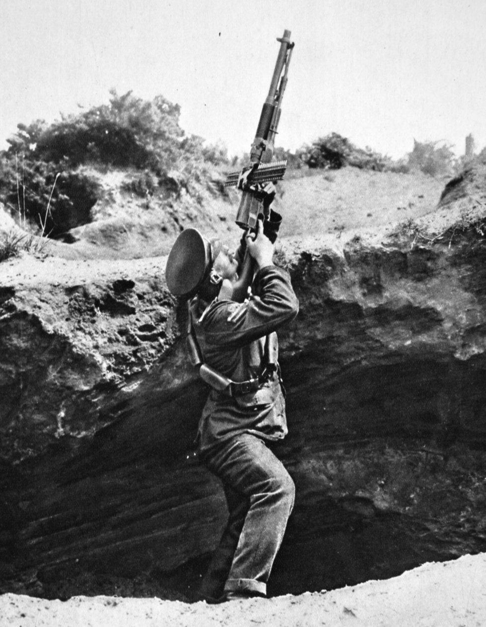 Brug af en Hotchkiss automatisk riffel fra et granathul: et uventet angreb, fra The Illustrated War News, 2. august 1916 af English Photographer