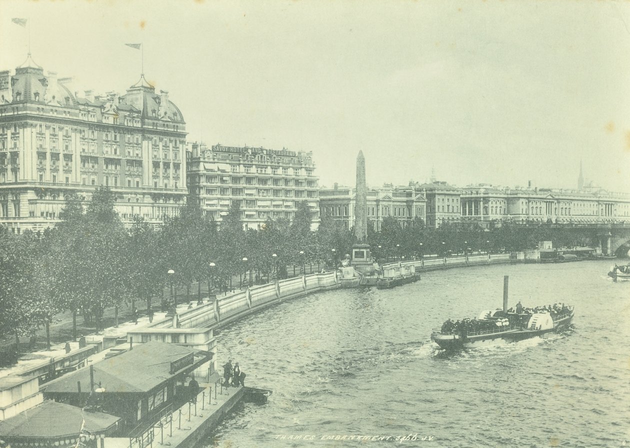 Victoria Embankment, Westminster LB: ser mod nord fra Hungerford Bridge, 1895 af English Photographer