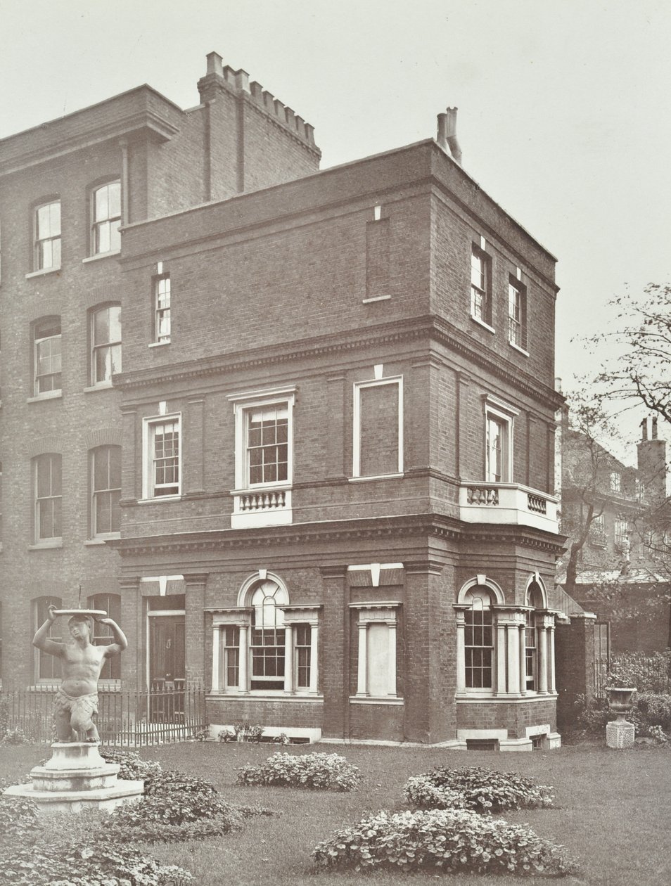 Udsigt over Clements Inn Garden House, 1885 af English Photographer