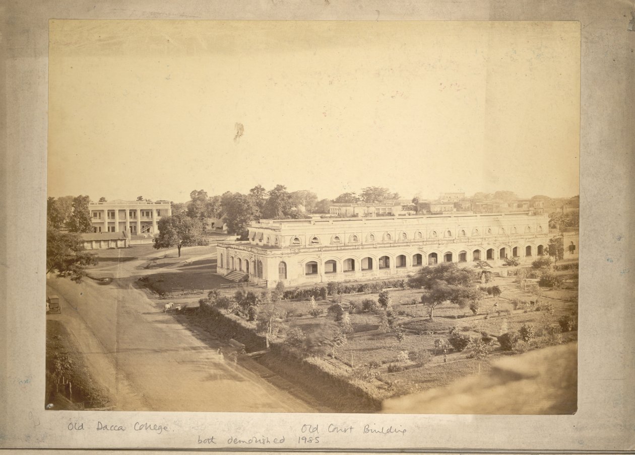 Udsigt over Old Dhaka College og Old Court Building, ca. 1875 (s/h-foto) af English Photographer