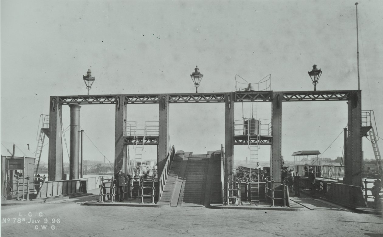 Udsigt over Woolwich Ferry, 1896 af English Photographer