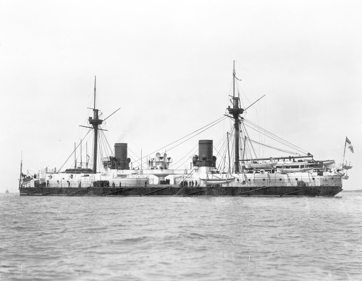 Udsigt over det jernbeklædte slagskib HMS Inflexible (lanceret 1876) afbilledet efter ombygning til militær rig i 1885 (s/h foto) af English Photographer