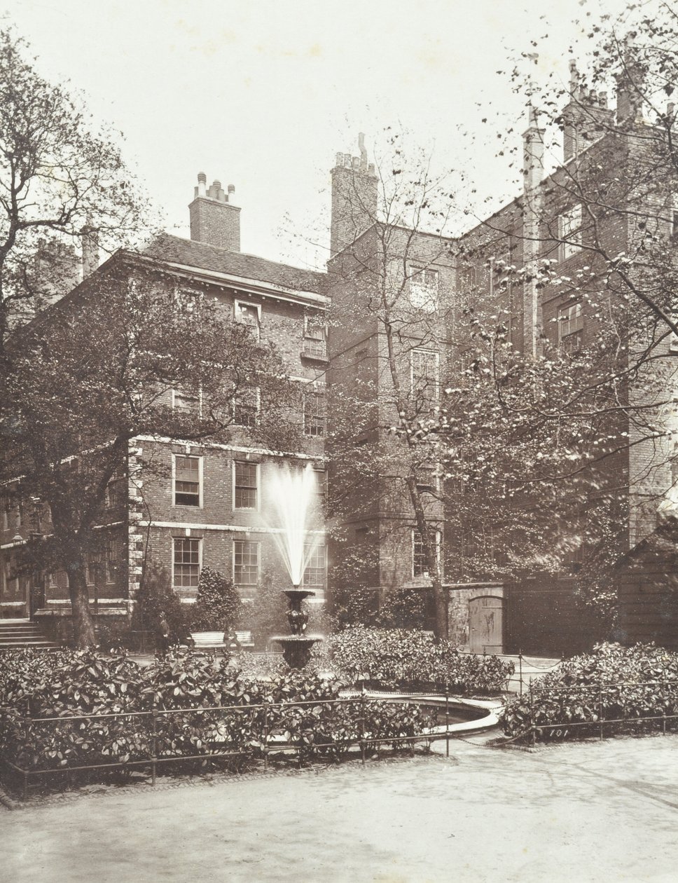 Udsigt over vandfontænen ved Middle Temple Fountain Court, London, 1884 af English Photographer