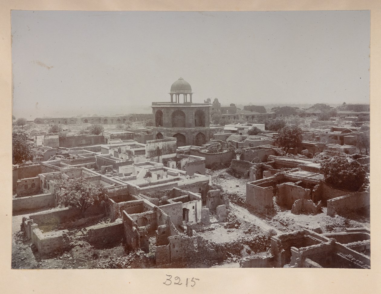 Landsby inde i Purana Qila, udsigt omkring Sher Mandal, ca. 1908-1911 (s/h-foto) af English Photographer