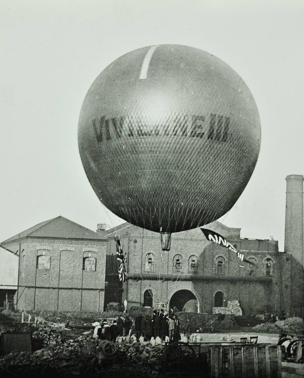 Vivienne III ballon foran Wandsworth Gas Company, 1898 af English Photographer