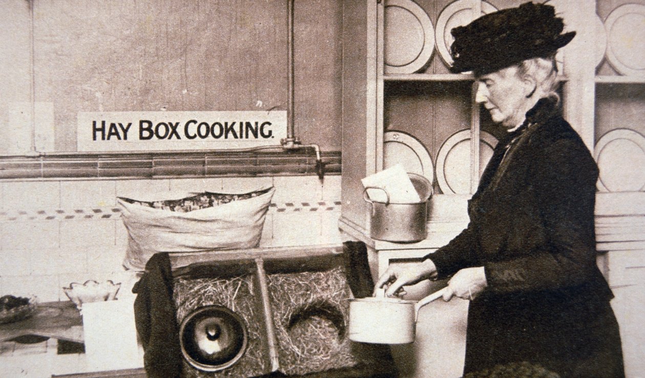 WWI British Home Front: Økonomisk madlavning med en høkasse (s/h foto) af English Photographer