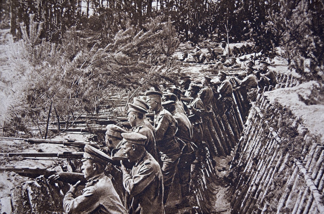 Russiske tropper i en skyttegrav ved Dvina-floden, september 1917 (s/h-foto) af English Photographer