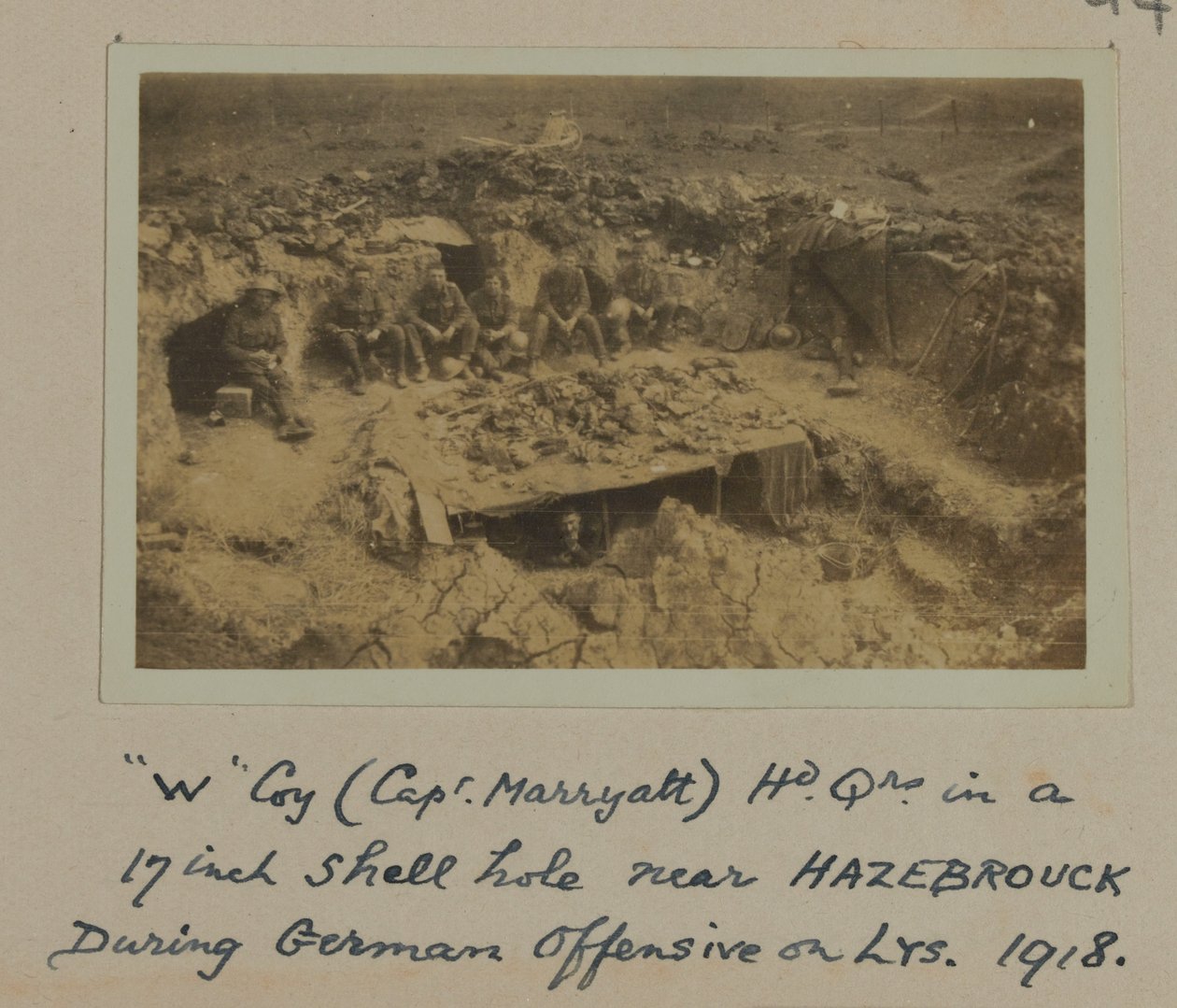 "W" Coy (Capt. Marryatt) Hd Qrs i et 17 tommer skalhul nær HAZEBROUCK under tysk offensiv på LYS, 1918 af English Photographer