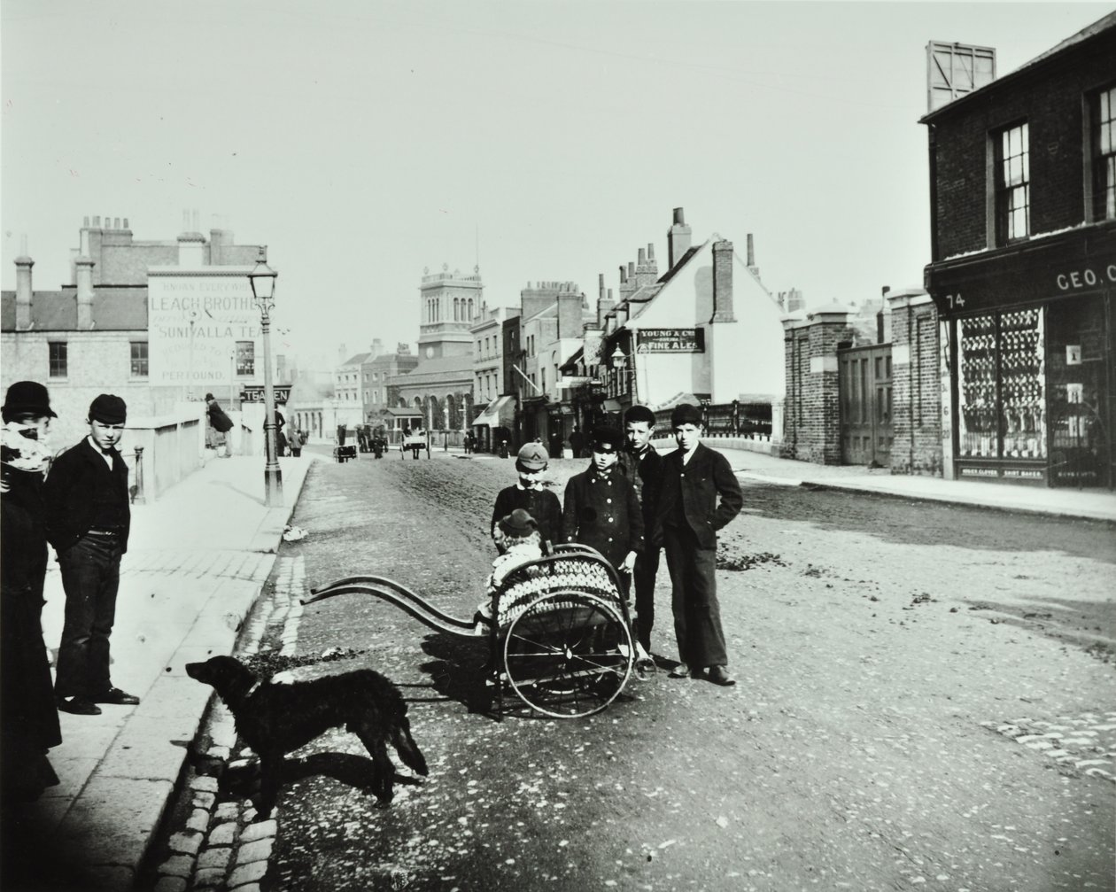 Wandsworth High Street: mod vest, 1890 af English Photographer