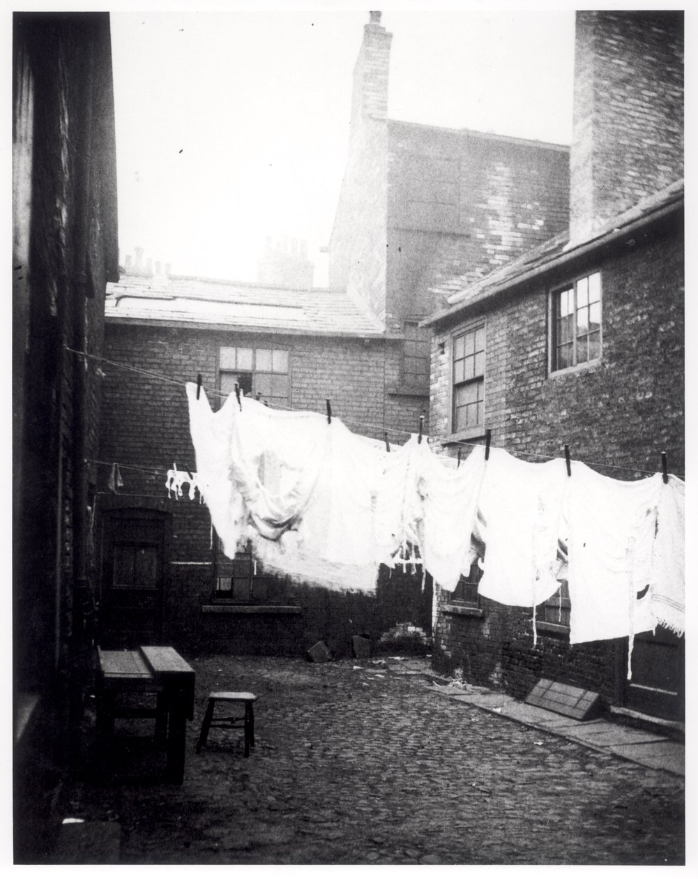 Vaskelinje i Eagle and Child Yard, Hunslet, Leeds, 13. maj 1896 af English Photographer