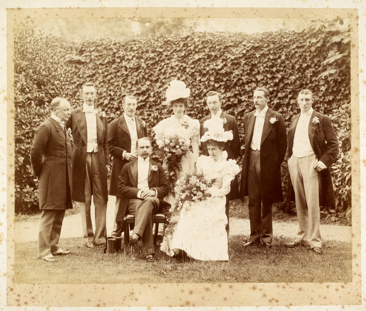 Bryllupsportræt af Francis Edward Younghusband og Helen Augusta Magniac, Datchet af English Photographer
