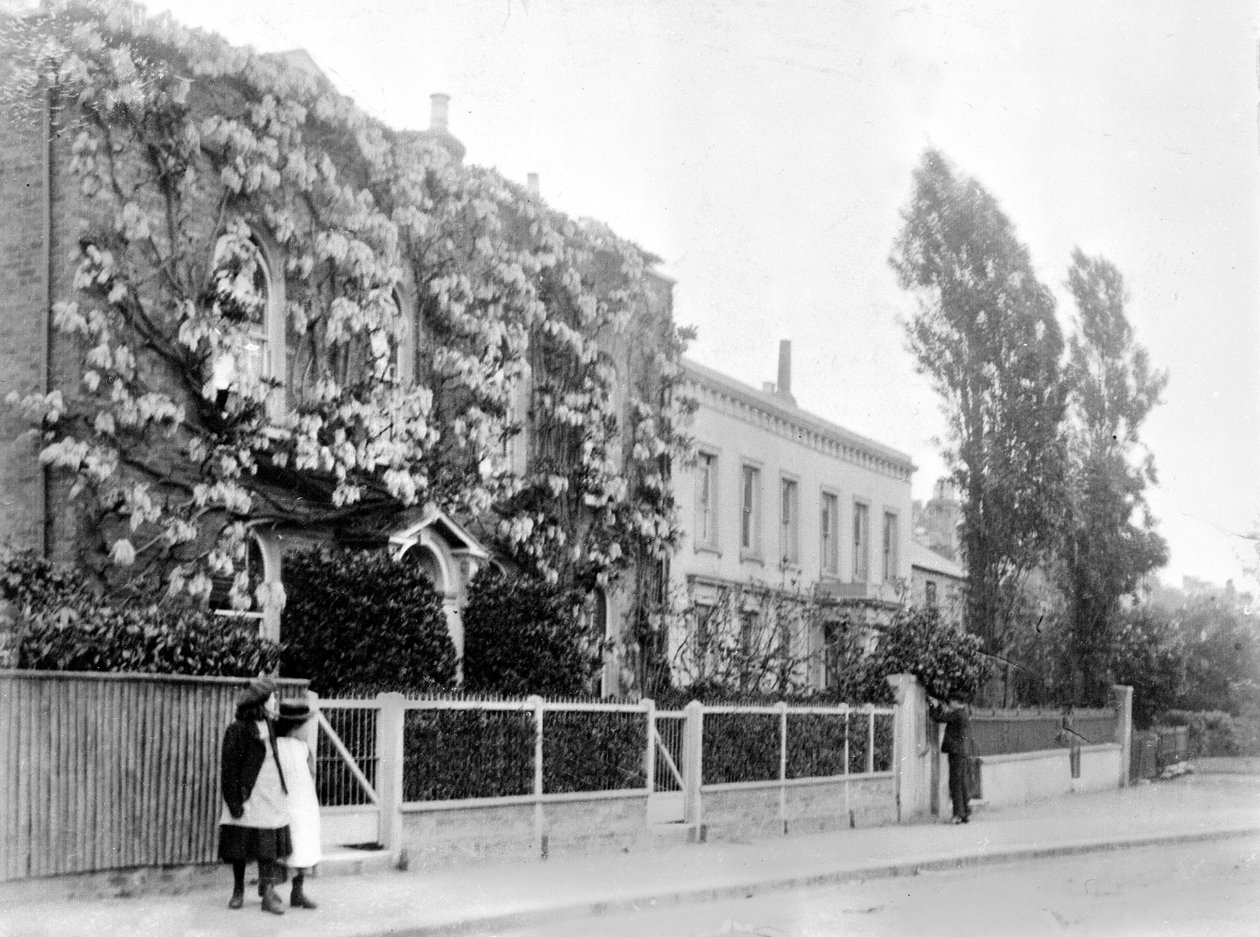 Westwood Cottage Enfield, ca. 1890 (s/h-billede) af English Photographer