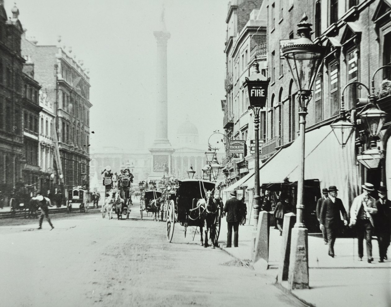 Whitehall, Westminster LB: Whitehall ser til Trafalgar Square, 1895 af English Photographer