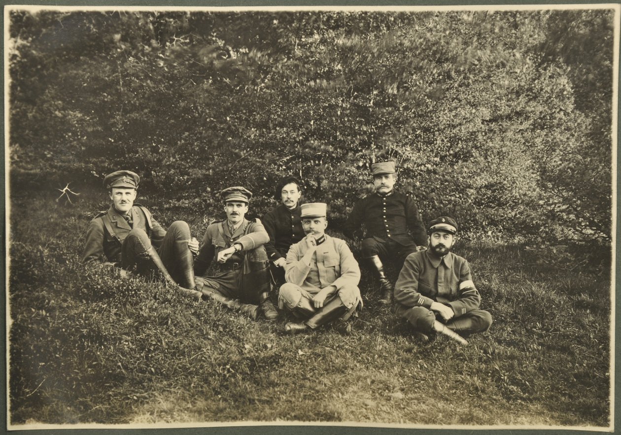 William Lawrence Bragg og Harold Roper Robinson med andre, Vosges, 1915 af English Photographer