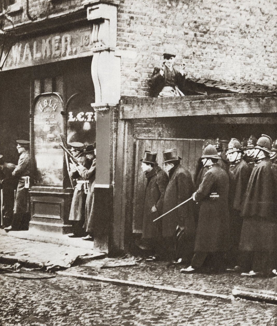 Winston Churchill durant le siege de Sydney street, London 1911 (s/h foto) af English Photographer