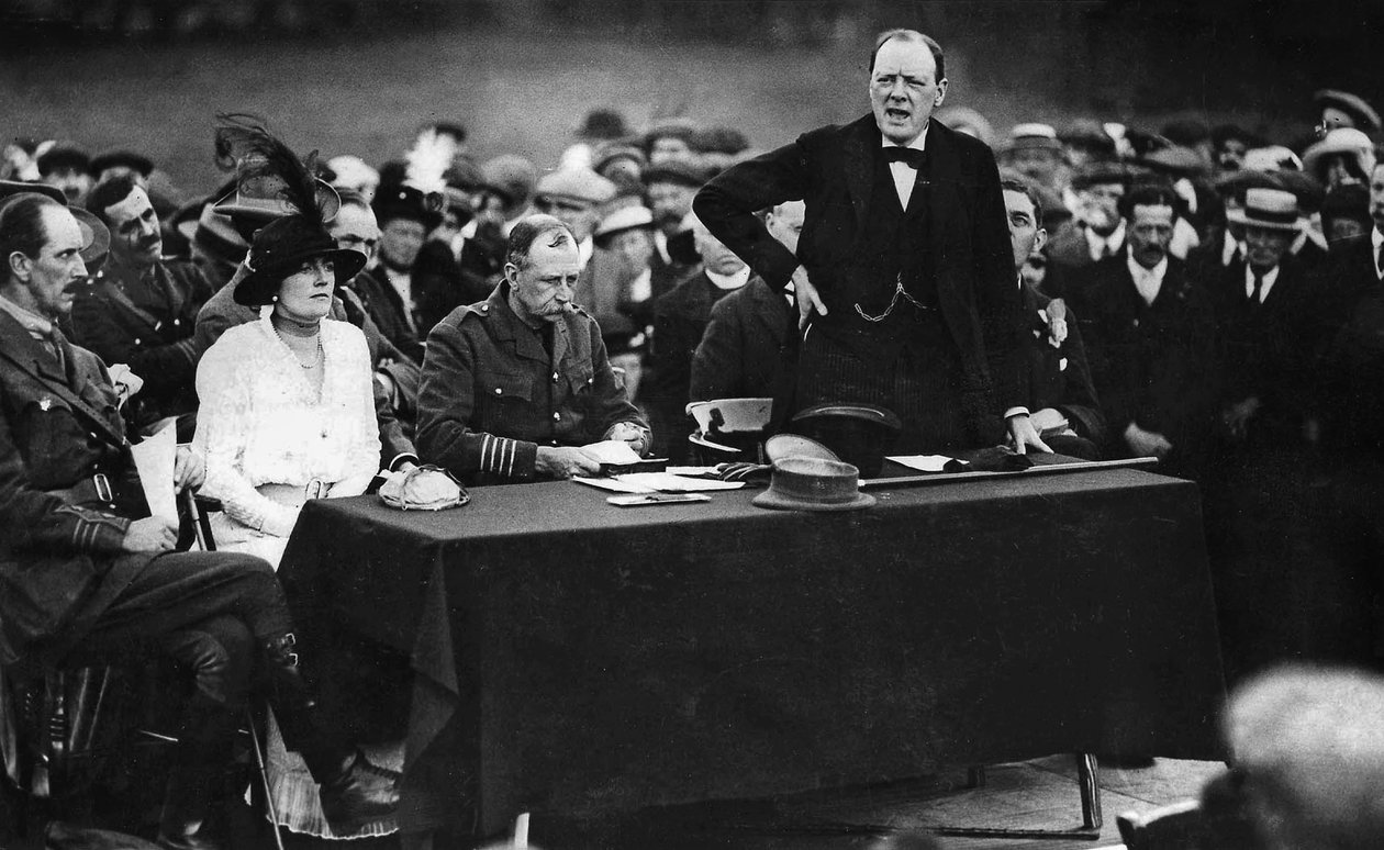 Winston Churchill under en tale i Enfield, England af English Photographer
