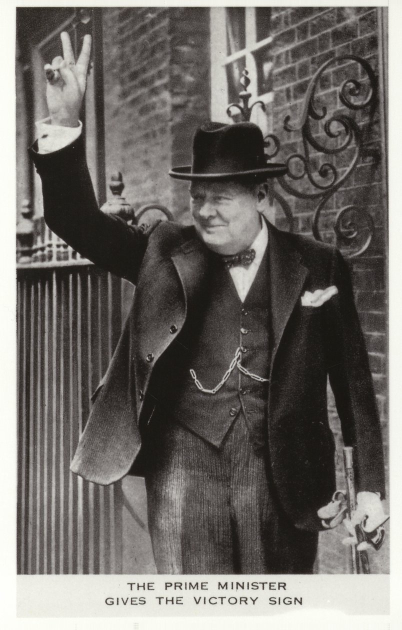 Winston Churchill laver Victory-tegnet uden for Downing Street 10, 5. juni. af English Photographer