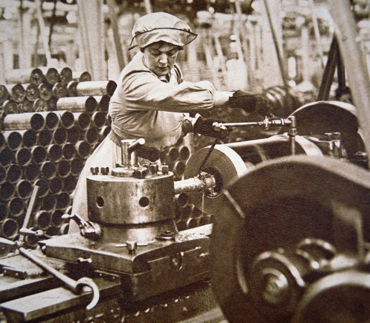 Kvindelig arbejder på en ammunitionsfabrik i Storbritannien under Første Verdenskrig (s/h-billede) af English Photographer
