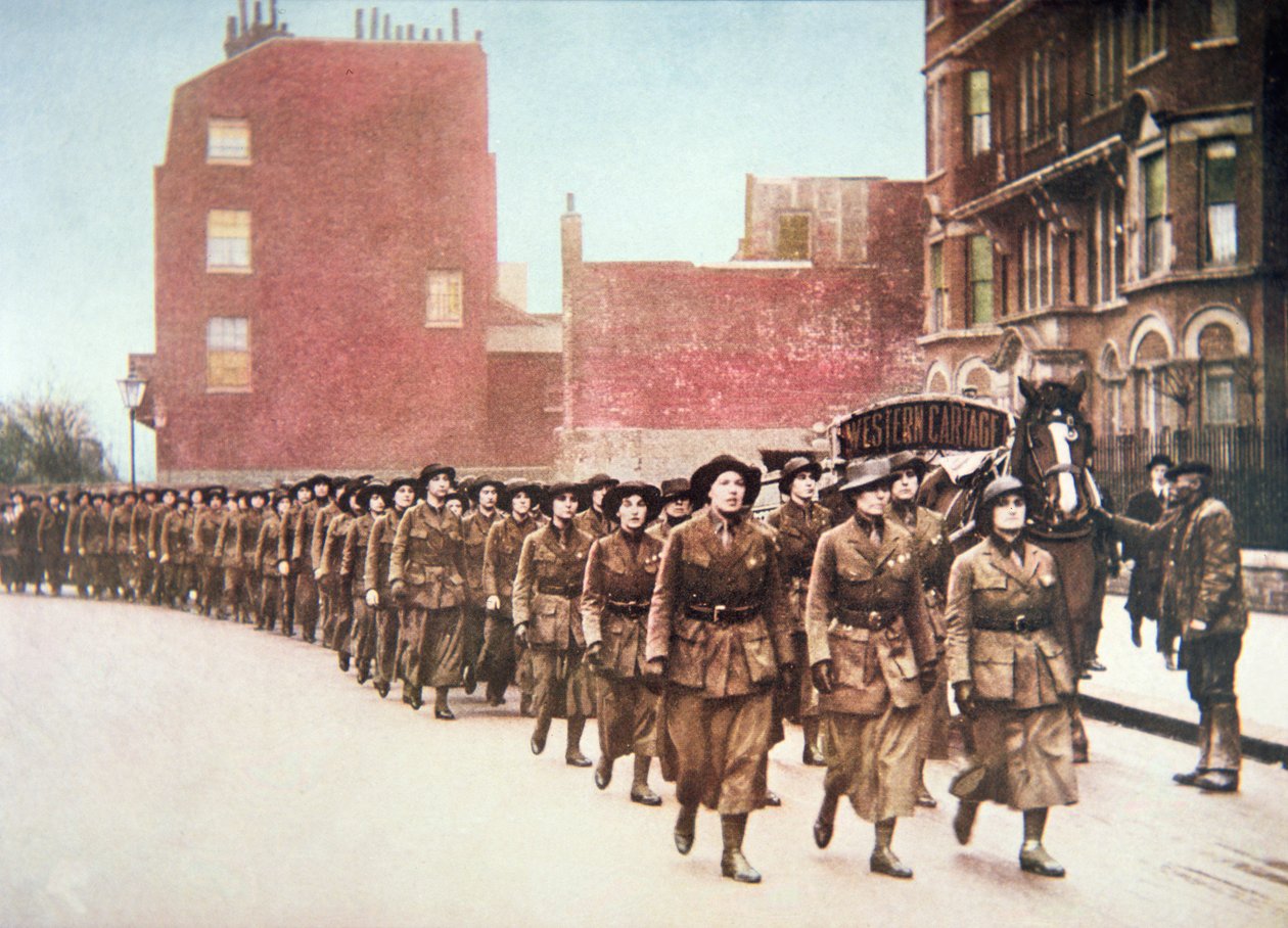 Kvinder melder sig frivilligt til en forsvarsmarch gennem London (farvet foto) af English Photographer