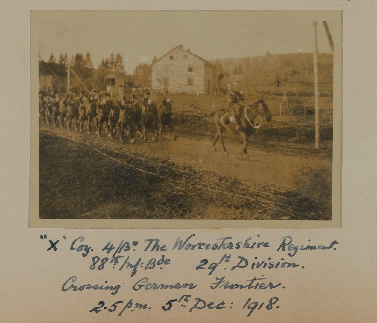"X" Coy 4Bn. Worcestershire Regiment, 88. Inf: Bde. 29. Division, krydser den tyske grænse kl. 14.5 5. december: 1918 af English Photographer