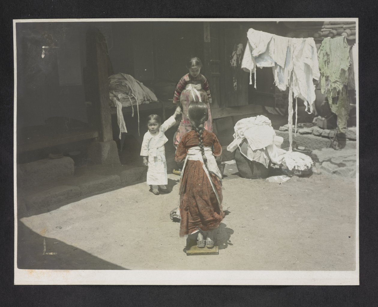 Unge piger, fotoalbum af Korea af English Photographer