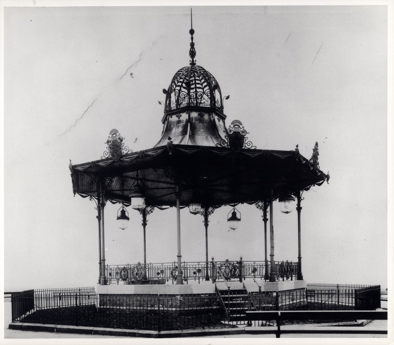 Ornamental bandstand i East End Park, Leeds af English Photographer English Photographer
